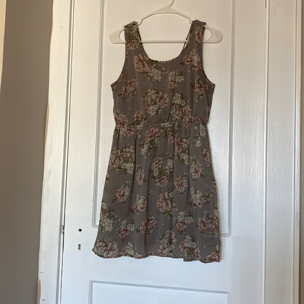 Grey floral mini dress. Size Large.